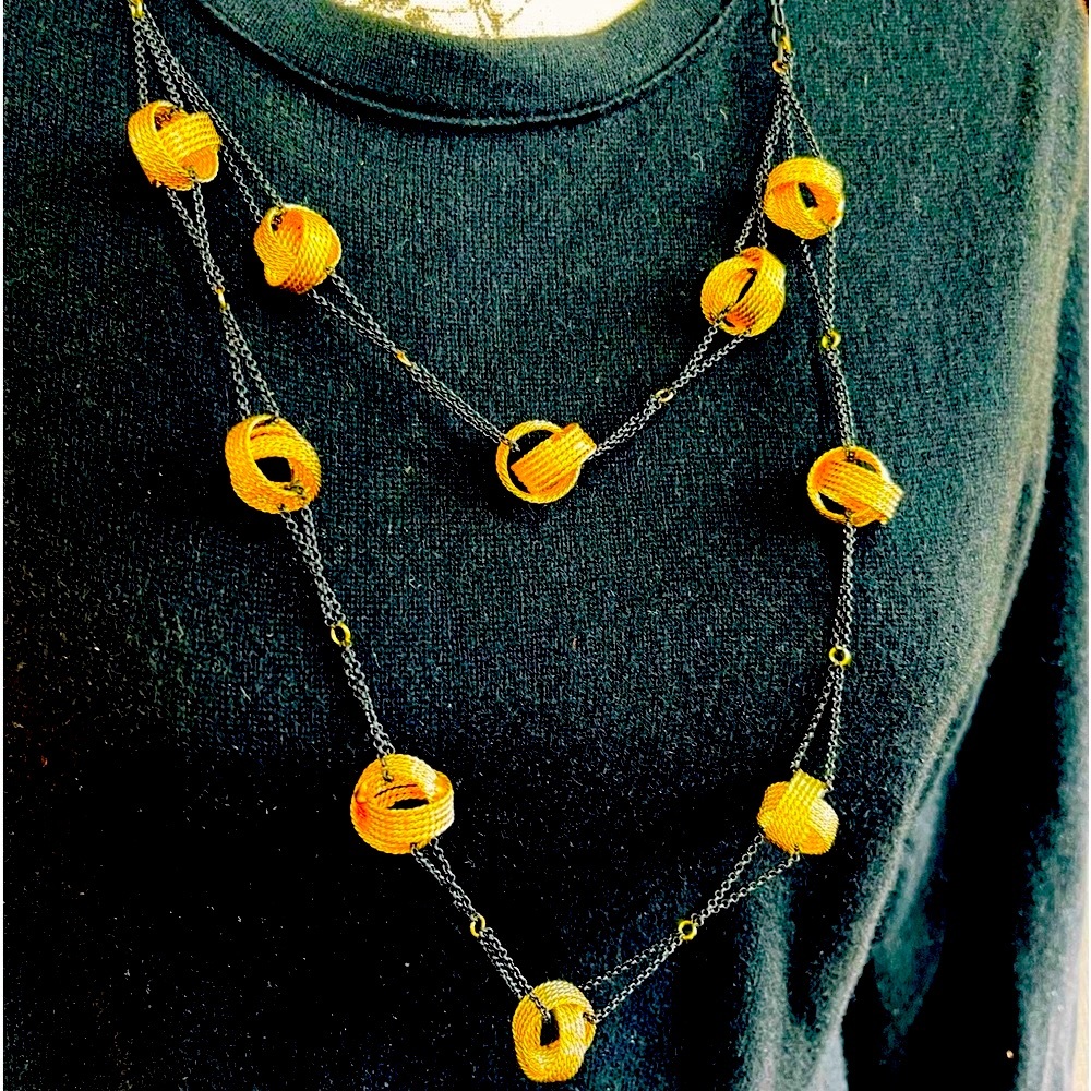 Amrita Singh, fabulous two tiered gold knot & chain.